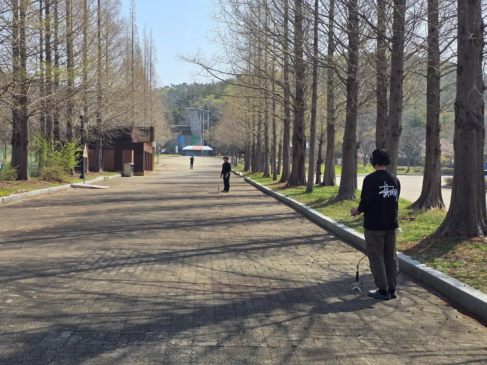 안산 옥외누수전문업체 기술자가 수련원 진입로 구간을 탐지 장비로 점검하는 모습