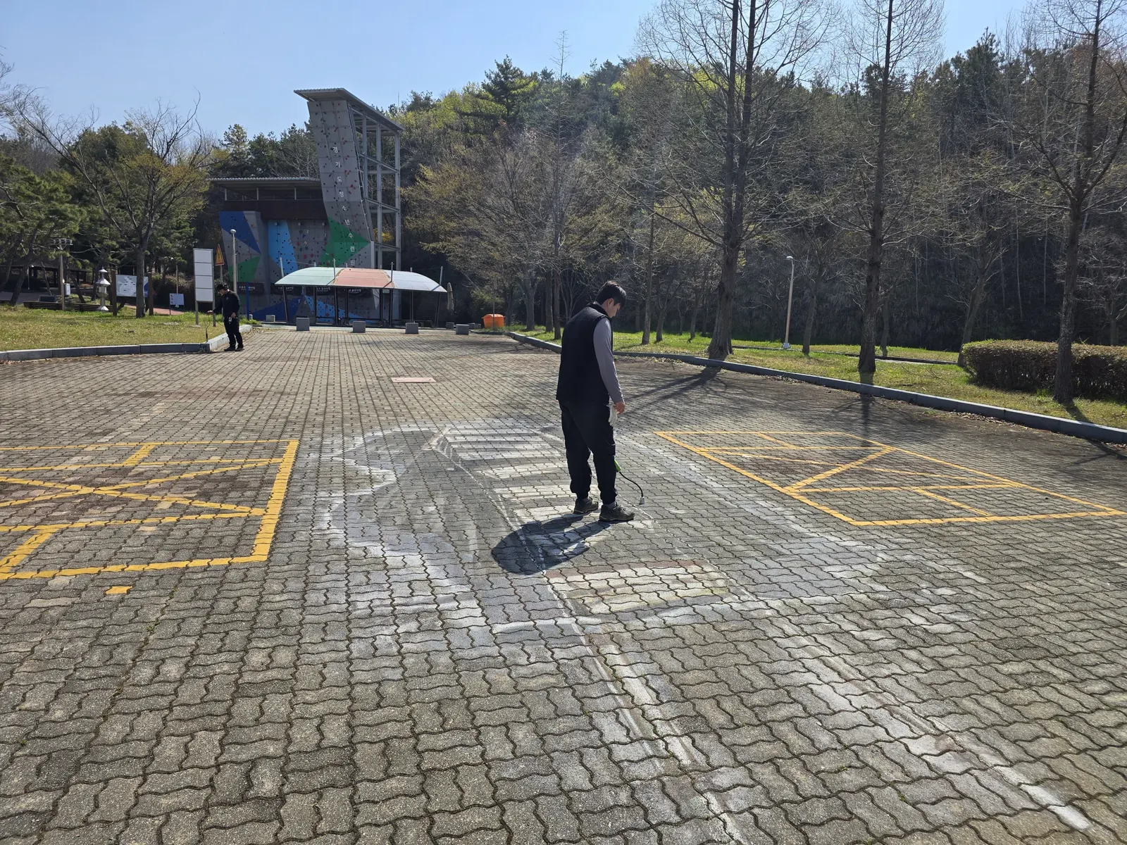 안산 옥외누수전문업체 기술자가 수련원 넓은 주차장 구간을 순차적으로 확인하는 모습